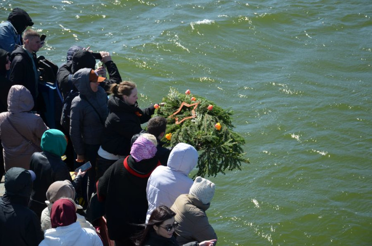 Возложите на море венки. Есть такой человечий обычай — в память воинов, в море погибших, возлагают на море венки..